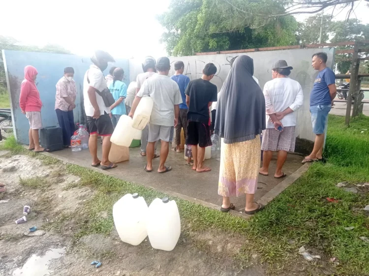 Warga rela mengantre mendapatkan pasokan air bersih dari bawah tanak milik perusahaan di Bontang. (FOTO: ADIEL KUNDHARA/KP)