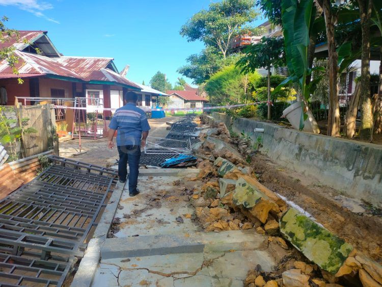 Pagar Kantor Lurah Kanaan yang ambruk beberapa waktu lalu (Jelita/bontangpost.id)