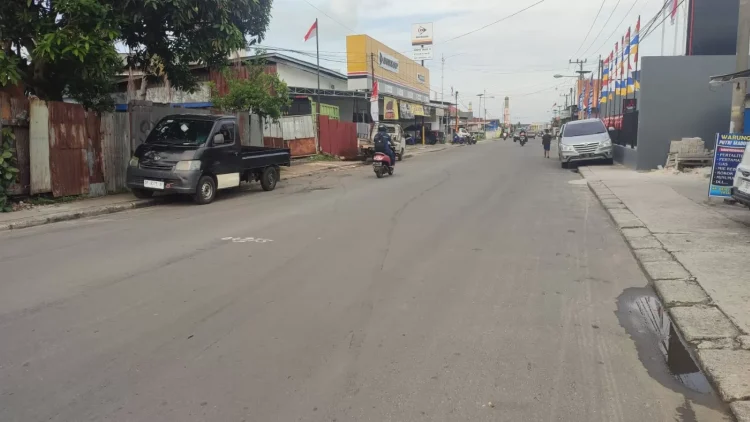 Jalan Ir H Juanda sebelumnya mendapatkan perbaikan namun hanya separuh dan diprediksi untuk sisanya di akhir tahun. (FOTO: ADIEL KUNDHARA/KP)