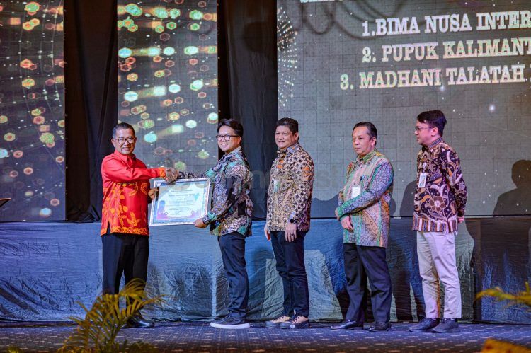 Penghargaan diterima SVP SDM Pupuk Kaltim Eko Cahyo Dewi Oktori, dari Pj Gubernur Kaltim Akmal Malik di Samarinda belum lama ini.