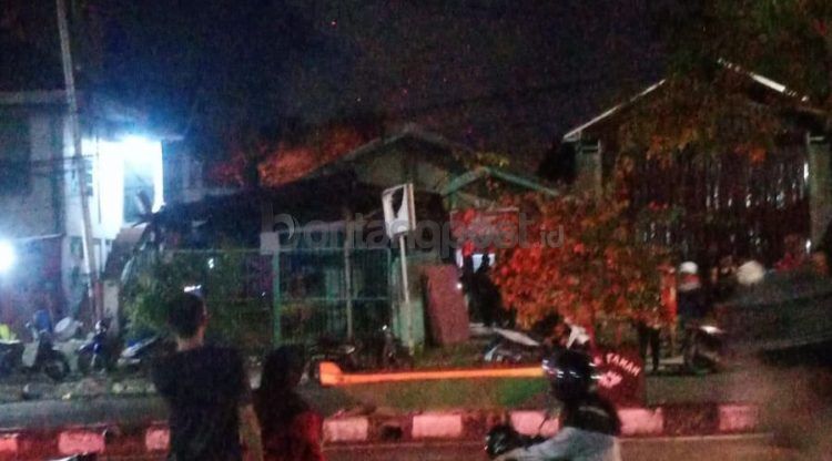 Kebakaran di depan Gedung Aini Rasyifa Tanjung Laut