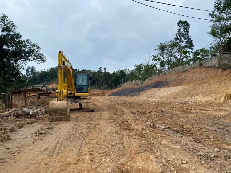 Akses baru bagi warga Kampung Gotong Royong masih dikerjakan kontraktor. (FOTO: ADIEL KUNDHARA/KP)