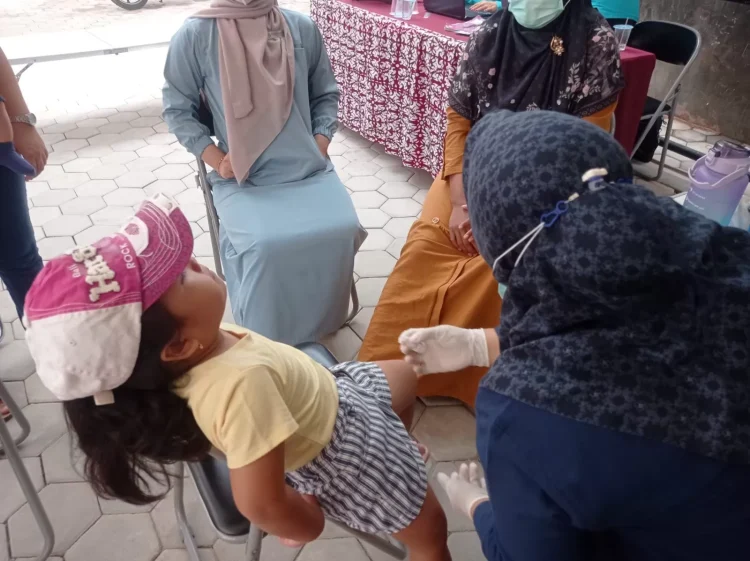 Seorang balita di Berebas Tengah mendapatkan imunisasi polio tahap kedua. (FOTO: ADIEL KUNDHARA/KP)