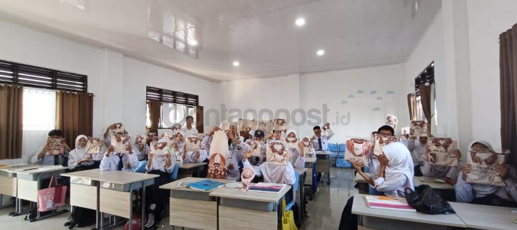 Pembagian seragam batik di SMPN 2 Bontang (ist)