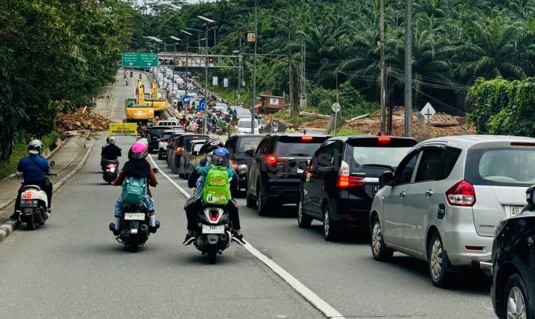 Kemacetan panjang di Jalan Cipto Mangunkusumo