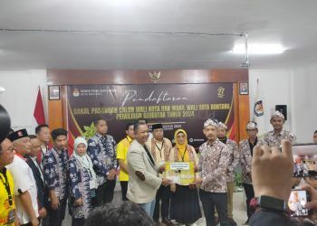 Pendaftar Pertama di Pilkada Bontang, Neni-AH Serahkan Berkas ke KPU