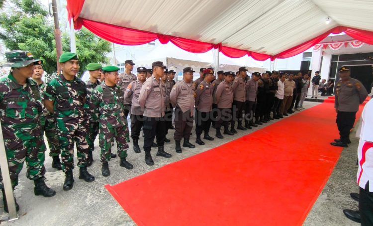 Personel gabungan mengamankan jalannya tahapan pendaftaran bapaslon kepala daerah Bontang (Nasrullah/bontangpost.id)