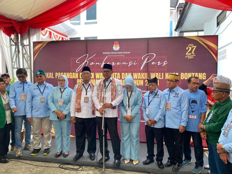Basri Rase-Chusnul Dihin saat mendaftar sebagai bapaslon kepala daerah ke KPU Bontang. Tampak Udin Mulyono turut menemani.