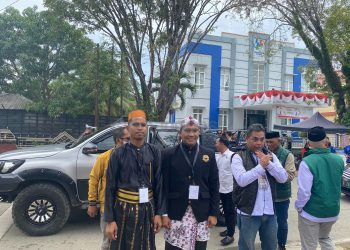 Sutumo dan Nasrullah Mendaftar ke KPU Bontang Pakai Baju Adat
