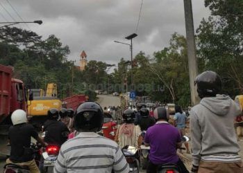 Truk Amblas di Sekitar Proyek Perbaikan Jalan Cipto Mangunkusumo Bikin Macet