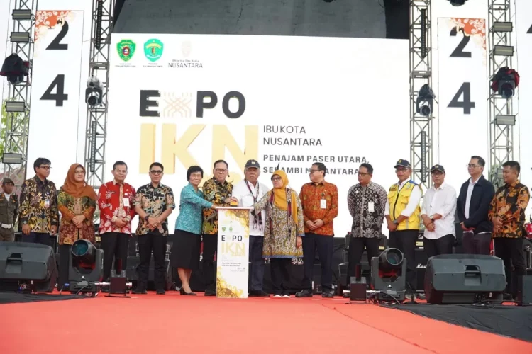 Mochamad Basuki Hadimoeljono (tujuh kiri) dan Pj Bupati PPU, Makmur Marbun (enam kiri) saat membuka kegiatan Expo IKN 2024, PPU, Serambi Nusantara, Kamis, 15 Agustus 2024. (FOTO: IST)