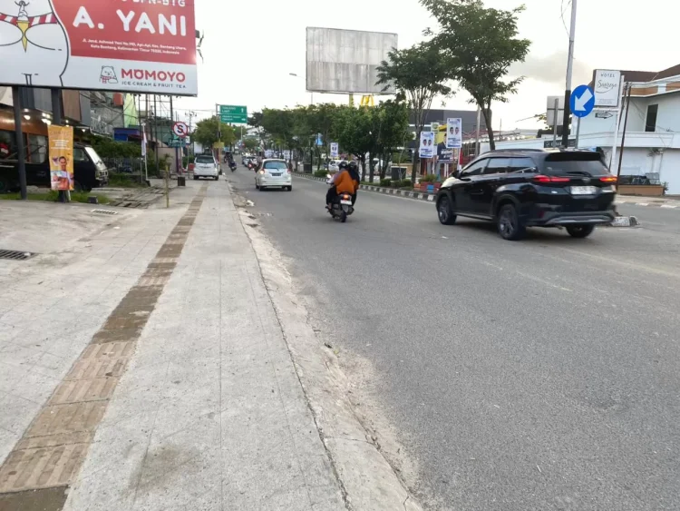 Trotoar dan parit di Jalan Ahmad Yani depan Toko Eiger ini akan diperbaiki pada tahun depan. (FOTO: ADIEL KUNDHARA/KP)