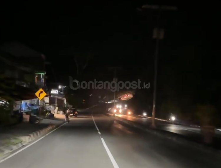 PJU di Jalan Cipto Mangunkusumo yang padam (Nasrullah/bontangpost.id)
