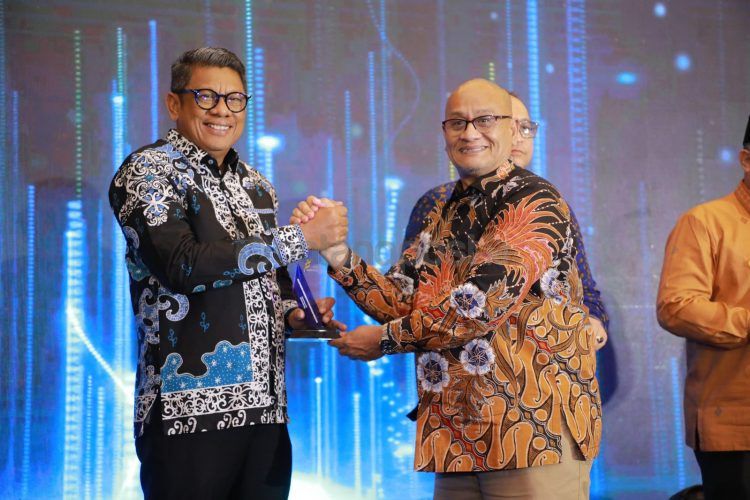 Wali Kota Bontang, Basri Rase meraih penghargaan sebagai Tokoh Pelestari Lingkungan dan Mitigasi Bencana dalam ajang Apresiasi Tokoh Indonesia 2024