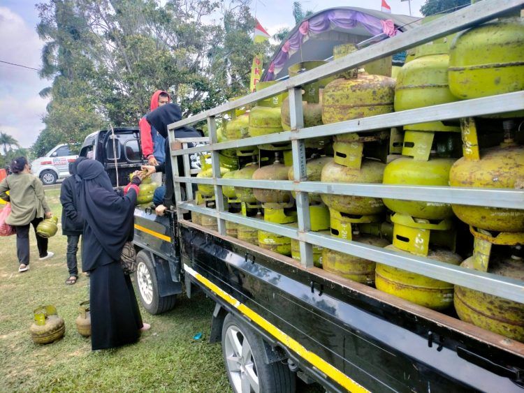 200 tabung elpiji 3 kilogram disiapkan di Gerakan Pangan Murah (GPM) Lapangan Rudal.(Jelita/bontangpost.id)