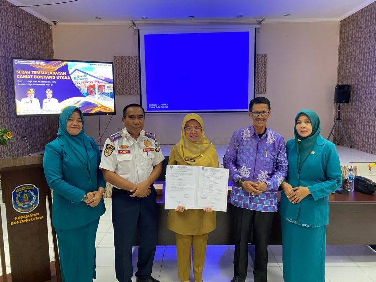 Sertijab Camat Bontang Utara dari Zainuddin (kanan) ke Muhammad Nur (kiri)  dihadiri okeh Sekretaris Kota Aji Erlynawati (Hasyim/bontangpost.id)