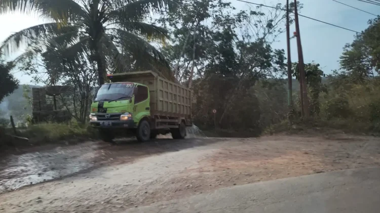 Salah satu truk yang diduga mengangkut batu bara di jalan poros Samarinda-Bontang (ist)
