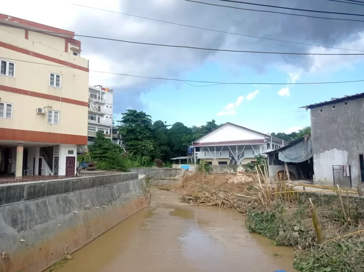 Penurapan di belakang SD Bethlehem kembali dikerjakan untuk mengatasi permasalahan banjir. (FOTO: ADIEL KUNDHARA/KP)