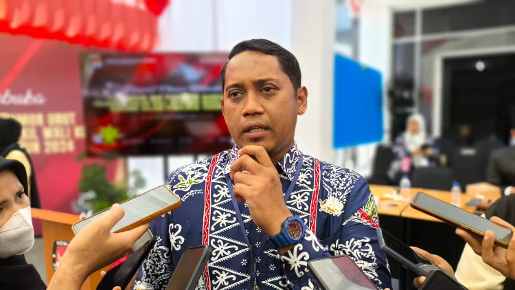 Ketua Bawaslu Bontang Aldy Altrian memperingatkan kepada pengurus RT agar kendaraan operasional tidak digunakan untuk mengikuti kegiatan kampanye. (FOTO: DOK/KP)