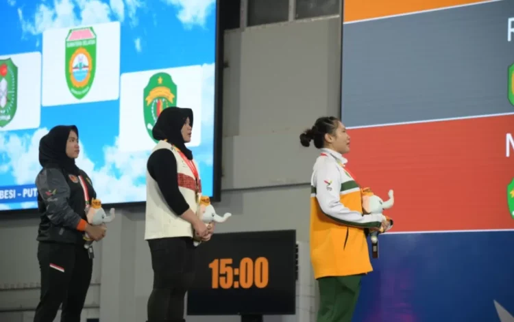 Lifter Kaltim Nelly (kanan) berhasil menyumbangkan medali perunggu angkat besi kelas 71 kilogram putri. (FOTO: DONI ADITYA HARYONO)