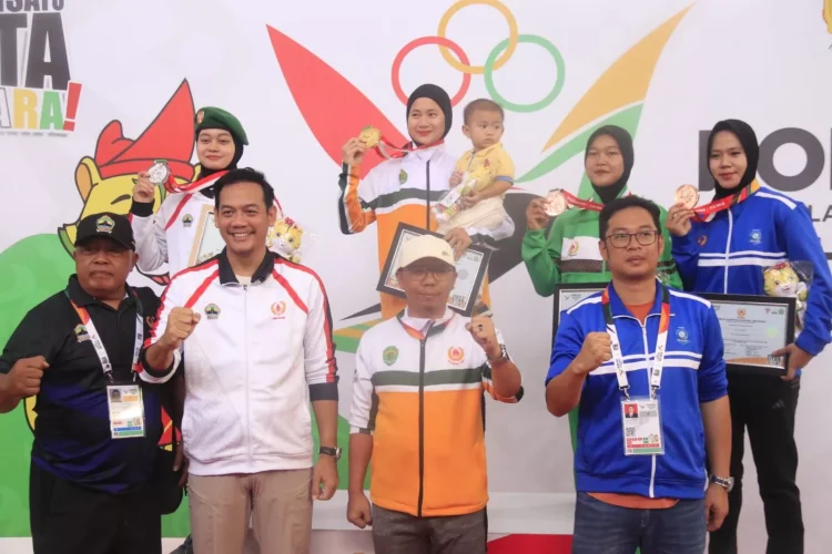 Pesilat putri Kaltim Dinda Nuraidha (tengah atas) sukses mempersembahkan emas pada PON XXI/2024 Aceh-Sumut.