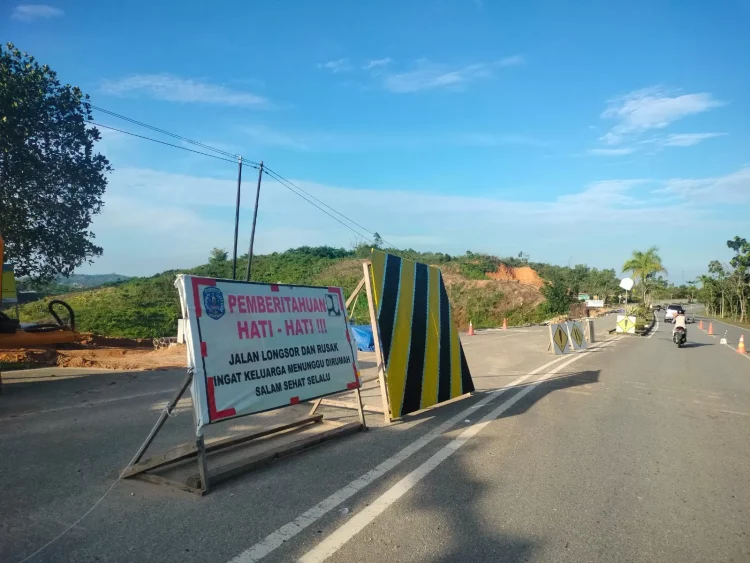 Pengerjaan longsoran jalan Soekano-Hatta bakal dilanjutkan di tahun depan setelah pemenang tender gagal menyelesaikan di tahun lalu. (FOTO: ADIEL KUNDHARA/KP)