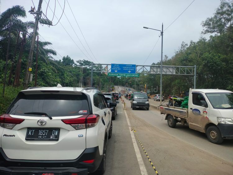 Jalan Cipto Mangunkusumo macet lantaran pengerjaan pemasangan box culvert (Jelita/bontangpost.id)
