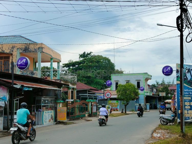 Reklame rokok di Jalan Pattimura yang bakal dicopot (Jelita/bontangpost.id)