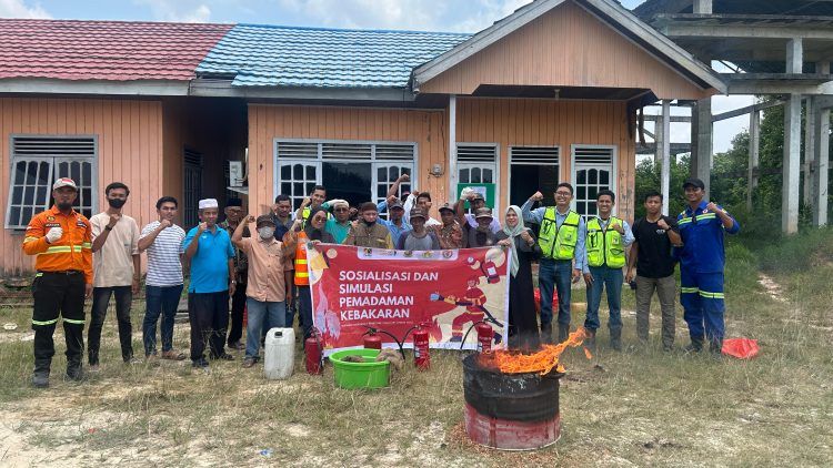 Simulasi pemadaman kebakaran diikuti masyarakat Santan Ilir. (Ist)