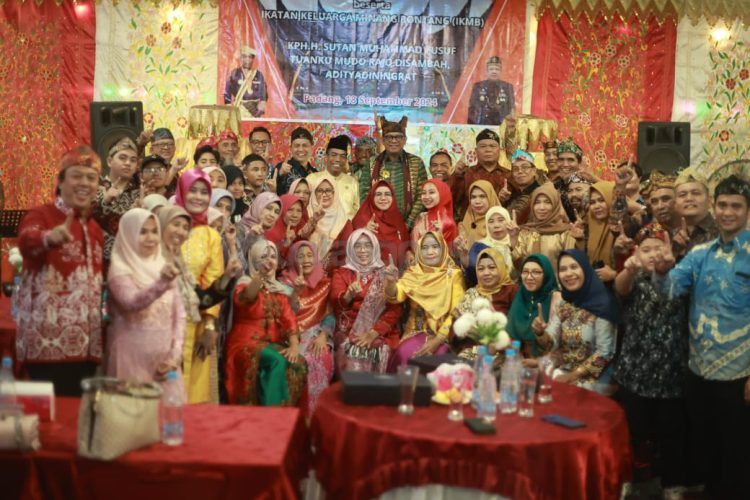 Basri Rase menerima pin dan topi adat Deta sebagai simbol kehormatan Adat Minang