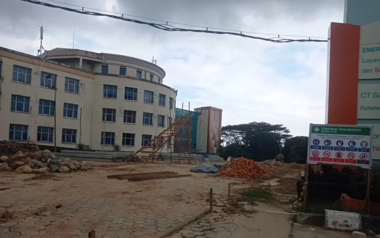 RSUD Taman Husada akan memiliki gedung parkir untuk memberikan pelayanan kepada pengunjung maupun keluarga pasien. Saat ini progresnya masih tahap pengerjaan. (FOTO: ADIEL KUNDHARA/KP)