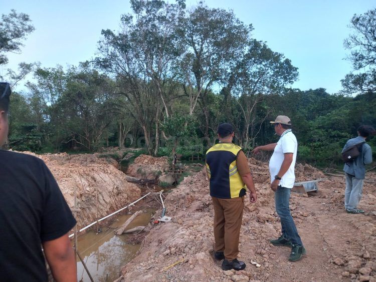 Basri Rase saat meninjau proyek di Jalan Cipto Mangunkusumo (ist)