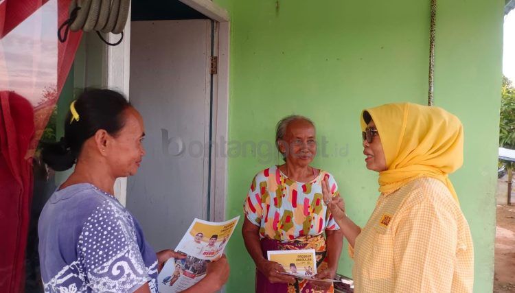 Neni Moerniaeni saat melakukan kampanye door to door di wilayah Bontang Lestari (ist)