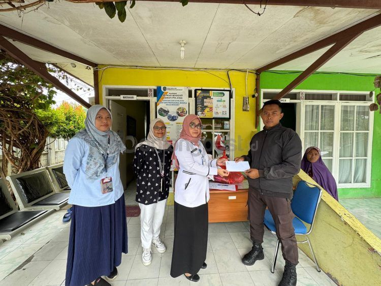 Perwakilan dari PT Badak NGL menyerahkan bantuan kepada Dinas Sosial Kota Bontang dalam memfasilitasi pemulangan Orang Dengan Gangguan Jiwa (ODGJ) ke keluarganya