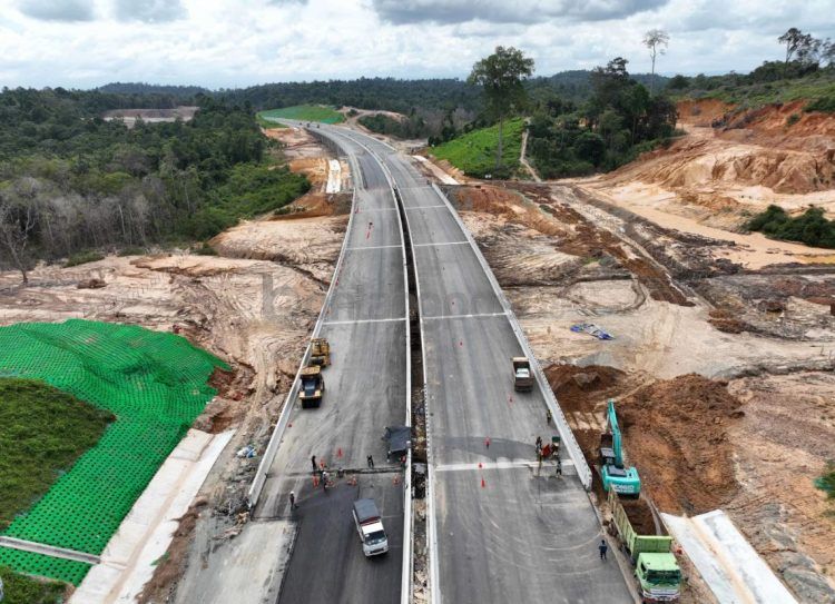 Ruas jalan Tol IKN sisi Balikpapan, yakni Seksi 3B dan 5A yang ditargetkan tuntas akhir Desember 2024. Dan bisa digunakan untuk umum menuju IKN. (BBPJN KALTIM)