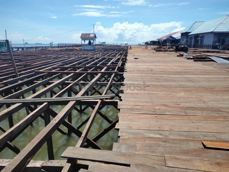 Pengerjaan pembangunan pelataran Bontang Kuala (Jelita/bontangpost.id)