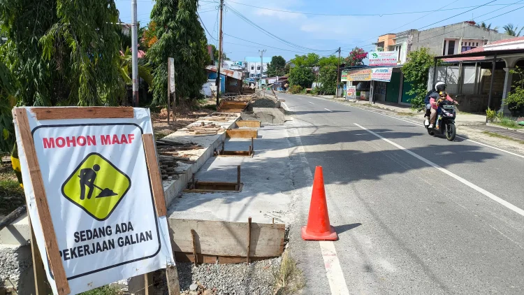 Proyek drainase Jalan Pangeran Suryanata harus segera dikebut, bahkan kontraktor sudah mendapat surat peringatan kedua. (FOTO: ADIEL KUNDHARA/KP)