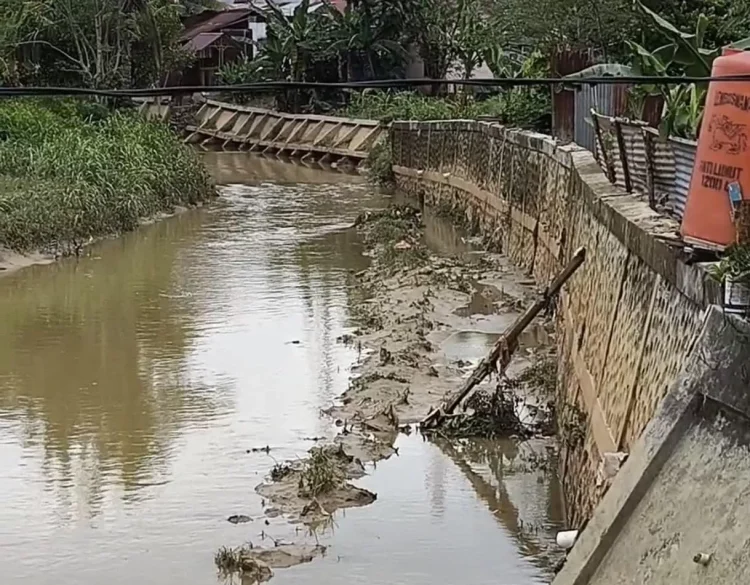 Konstruksi turap yang ada di RT 29 Kelurahan Api-Api mengalami kerusakan akibatnya air merembes ke permukiman warga saat debit air sungai tinggi, beberapa hari lalu. (FOTO: ADIEL KUNDHARA/KP)