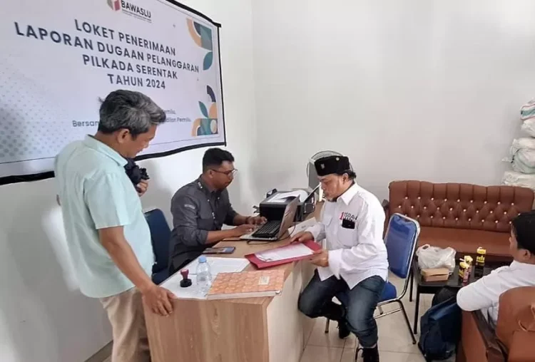 Ketua tim hukum Isran-Hadi Roy Hendrayanto ketika melapor ke Bawaslu Kaltim. (FOTO: IST)
