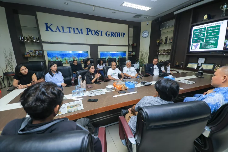 Yasmine Meylia Sembiring (tiga kiri) bersama pengurus AFPI berkunjung ke Kaltim Post, Balikpapan, Jumat (4/10). Mereka berkampanye ingin menghilangkan diksi pinjol. (FUAD MUHAMMAD/KP)