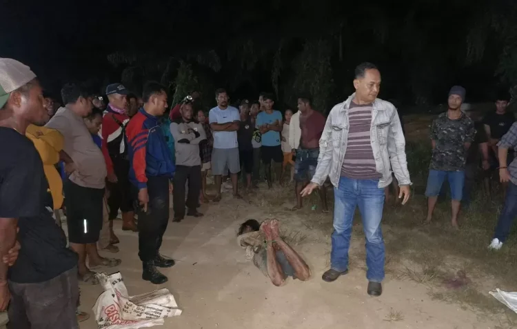 Polisi saat membekuk tersangka pembunuhan di Desa Belimbing Kecamatan Long Ikis, Minggu (14/10/2024).(Polsek untuk KP)