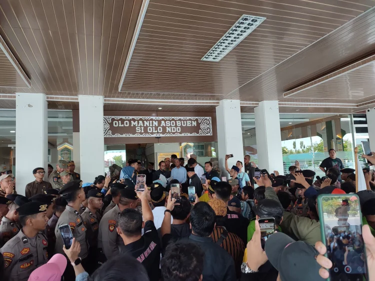 Unjuk rasa warga Kabupaten Paser menuntut aktivitas hauling batu bara di jalan umum dihentikan. (MUHAMMAD NAJIB/KP)