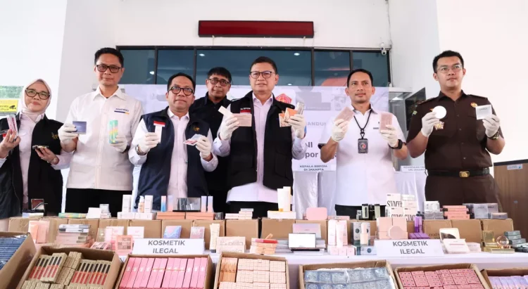 Kepala BPOM Taruna Ikrar (tengah) merilis kosmetik ilegal yang diimpor dari Tiongkok. (BPOM RI)