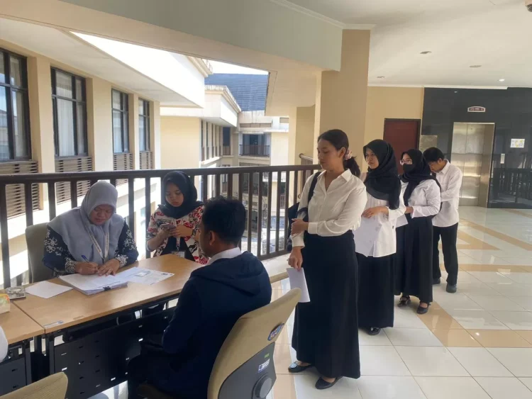 Peserta seleksi CPNS yang tiba di lokasi ujian harus melakukan pendaftaran ulang sebelum masuk ruang uji. (ADHIEL KUNDHARA/KP)