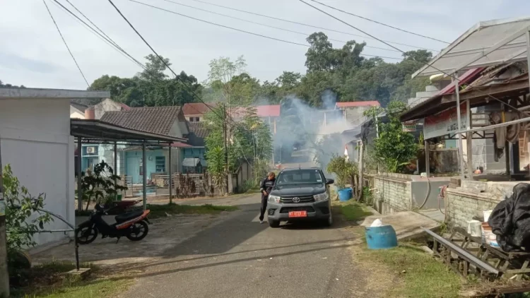 Dinas Kesehatan melakukan fogging area terkait adanya kasus penderita DBD di Kelurahan Belimbing, beberapa waktu lalu. (FOTO: ADIEL KUNDHARA/KP)