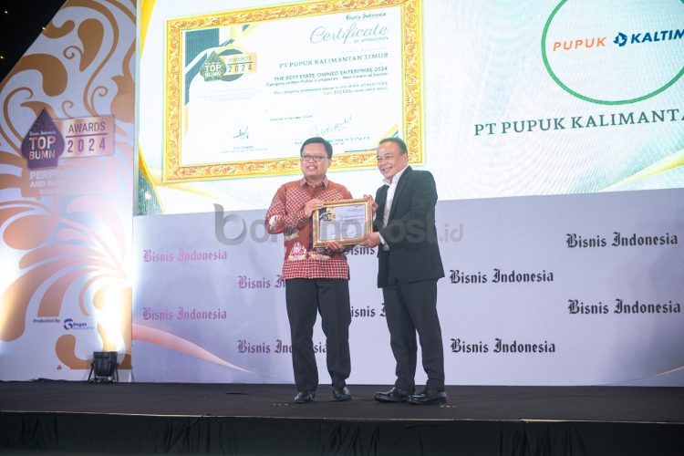 Penghargaan diterima SVP Administrasi Keuangan Pupuk Kaltim Budi Susilo, dari Direktur Bisnis Indonesia Group Chamdan Purwoko di Jakarta, Rabu (2/10/2024).