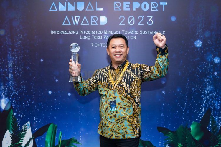 Penghargaan Juara 1 Annual Report Award (ARA) 2023 diterima Direktur Utama Pupuk Kaltim Budi Wahju Soesilo