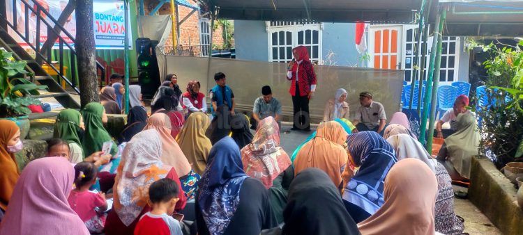 Najirah dan Aswar saat melakukan kampanye di wilayah Berebas Tengah, Bontang Selatan