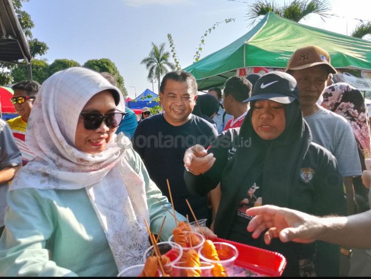 Neni Moerniaeni dan Agus Haris menyambangi UMKM di Sunday Market GOR PKT