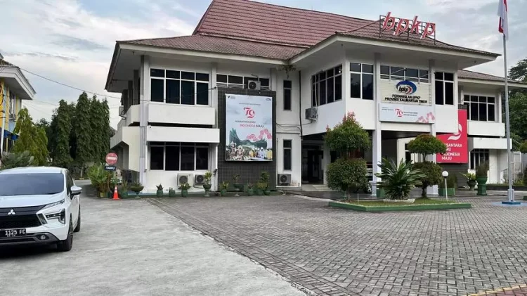 Gedung BPKP Kaltim yang menjadi tempat kerja sementara KPK saat berada di Kaltim. KPK tengah menyelidiki kasus dugaan korupsi izin tambang di Kaltim. (Foto: Restu/KP)